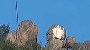 Sklonjena albanska zastava